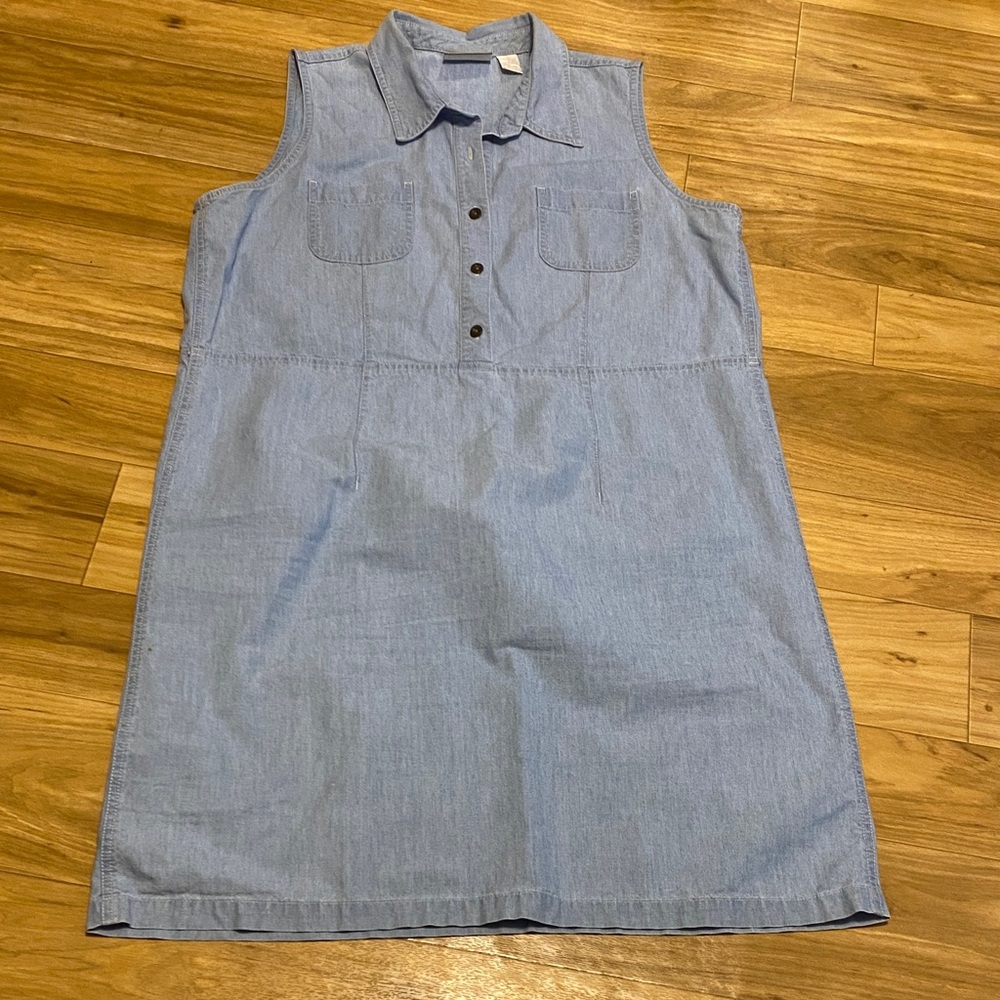 Sleeveless Light Blue Chambray Shirt Dress from LizWear; size XL